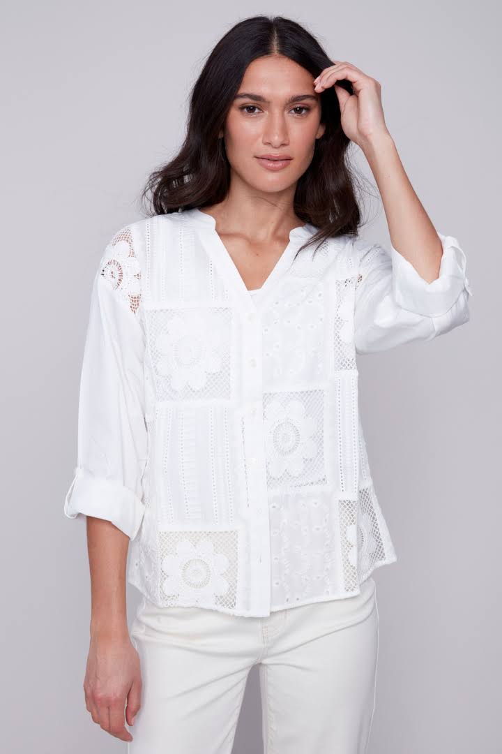 blouse pour femme blanche à œillets floraux, boutonnée, col mandarine, manches  ajustables, vue de face, matériel en coton